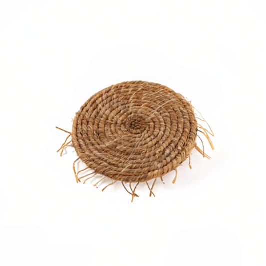 Porte-savon artisanal en vétiver rond, aux racines tressées à la main, posé sur un fond clair
