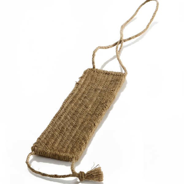 Utilisation de la bande exfoliante pour le dos en position arrière, atteignant les zones inaccessibles sans effort