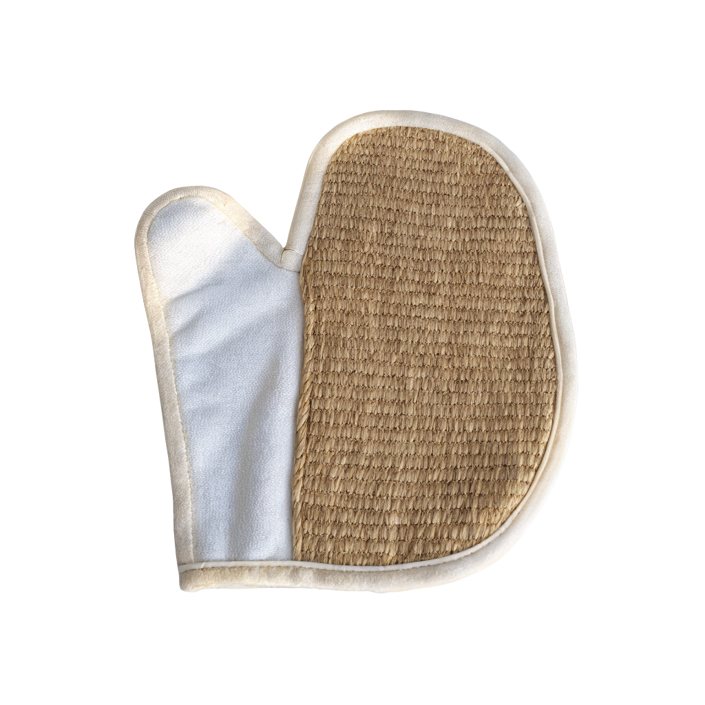 Utilisation pratique du gant exfoliant pour le corps bi-texture, adaptant exfoliation vétiver et douceur coton selon les zones du corps