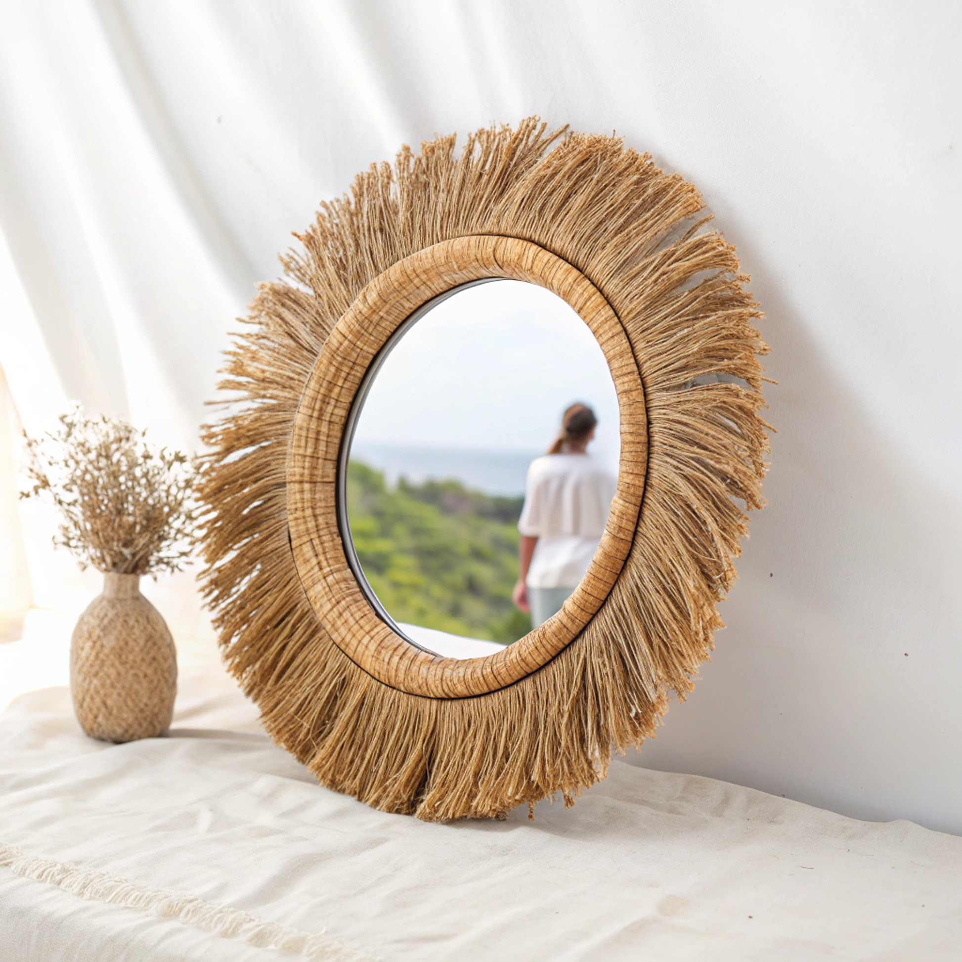 Miroir déco naturel illuminant un intérieur harmonieux